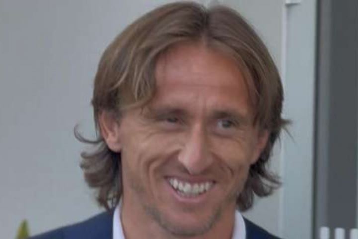 来了老哥！39岁莫德里奇抵达AC米兰总部进行签约😁笑容满面